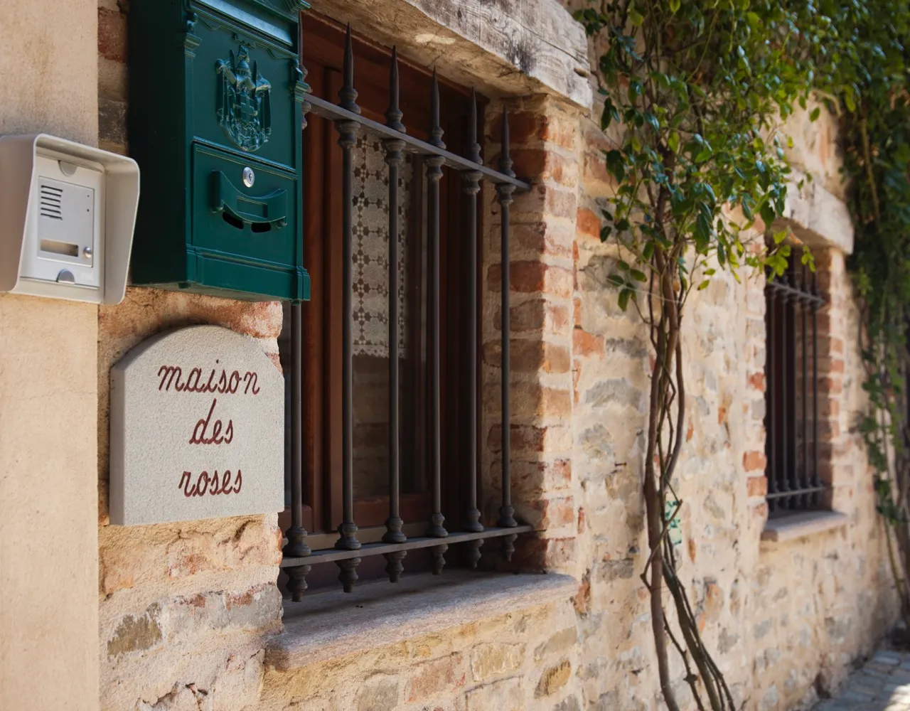 Ingresso Maison des Roses - Case Vacanze a Bossolasco - Veglio Family Farm